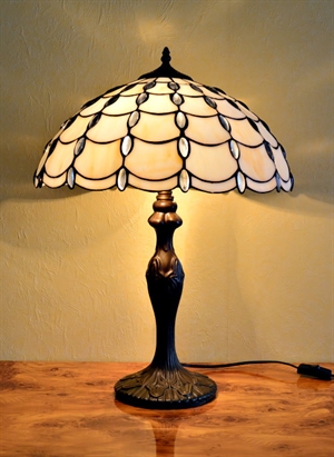 tiffany bordlampe dt145 hvid skærm med aflange hvide perler 40cm - Se Tiffany lamper